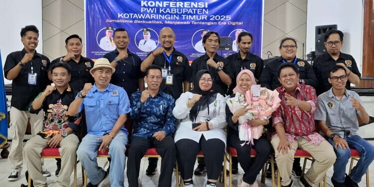 Foto: DIAN/MATA KALTENG - Wakil Bupati Kotim Irawati saat ucapkan selamat dan berikan bunga kepada Ketua PWI Kotim terpilih, Siti Fauziah.