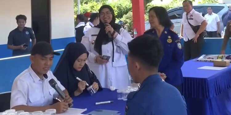 Foto:IST/MATA KALTENG - Wakil Bupati Kotim Irawati saat hadiri kegiatan tes urin personel Damkar.