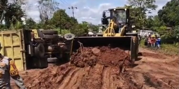 Foto:IST/MATA KALTENG - Truk terguling di jalan Cempaka Mulya, Kecamatan Cempaga akibat jalan rusak.