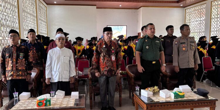 Foto : MATAKALTENG - acara Wisuda Santri Ke-VI yang digelar LPPTKA BKPRMI Kabupaten Sukamara di gedung Budaya Sukamara, Kamis (15/5/2025).