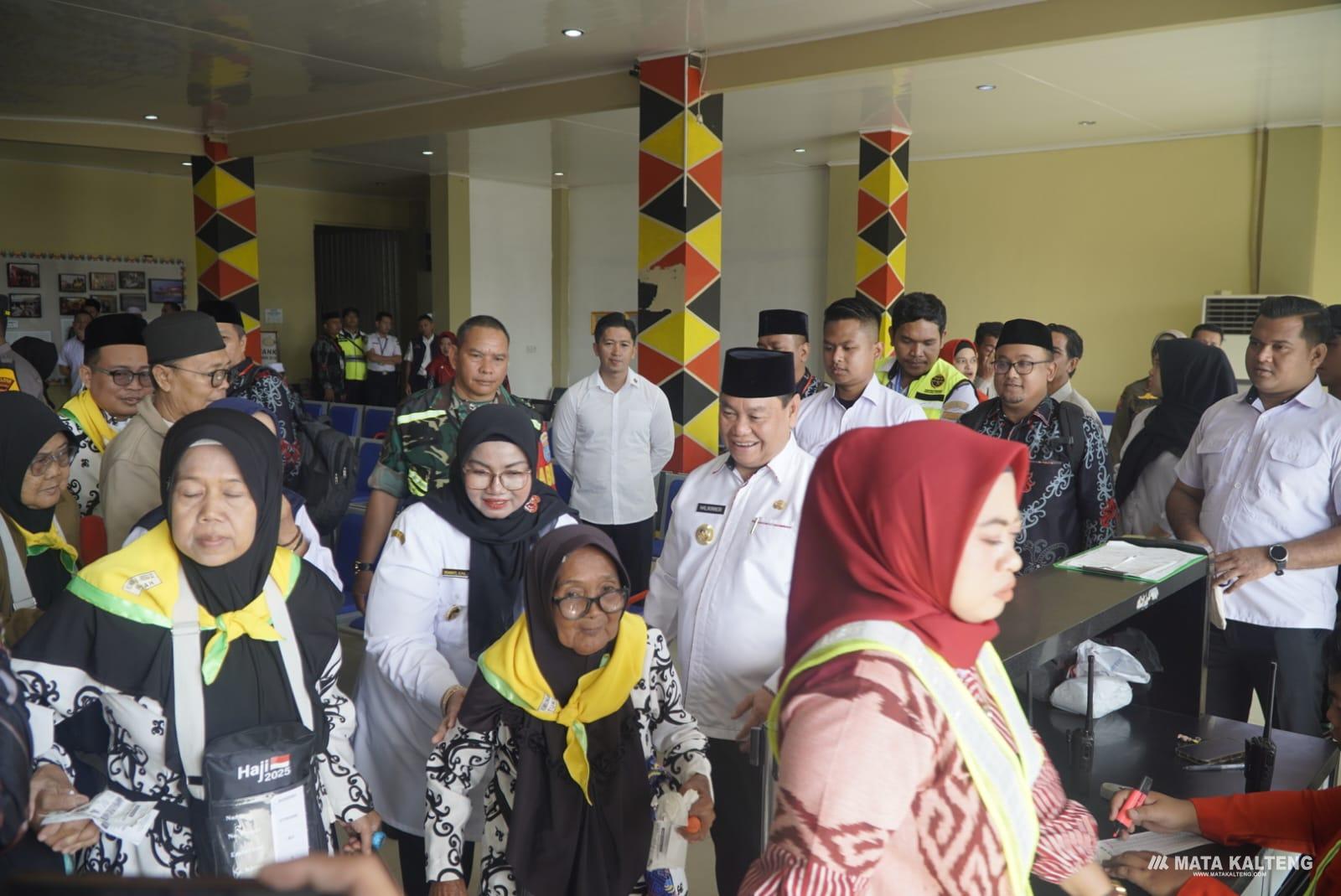 Bupati Kotim Lepas Jamaah Calon Haji, Ingatkan Jaga Kekompakan dan Nama Baik Daerah