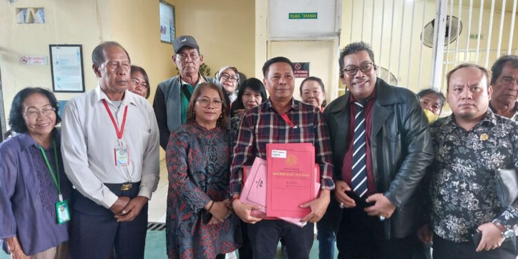 FOTO: MATAKALTENG - Ahli waris Dambung Djaya Angin, pada saat berfoto bersama di Pengadilan Negeri Palangka Raya.