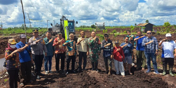 Foto:IST/MATA KALTENG - Forum Koordinasi Kecamatan Baamang, Kotim saat melakukan pengecekan lahan untuk program cetak sawah di Kelurahan Baamang Hulu, 15 Mei 2025.