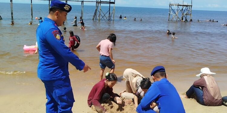 FOTO: IST/MATAKALTENG- Personel Ditpolairud Polda Kalteng saat melakukan pengamanan dan Patroli di Tempat Wisata Pantai Ujung Pandaran.