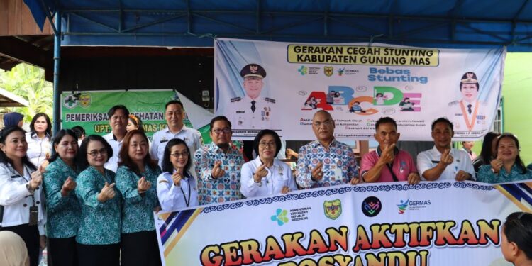 FOTO : DISKOMINFO SANTIK/MATA KALTENG - Wakil Bupati Gumas Efrensia LP Umbing, Sekretaris Perwakilan BKKBN Provinsi Kalteng Friedma Denny, Kepala Badan Satgas TPPS Provinsi Kalteng Muhammad Effendy dan pihak terkait, berfoto usai meninjau Posyandu Harapan Kita, Rabu, 14 Mei 2025 siang.