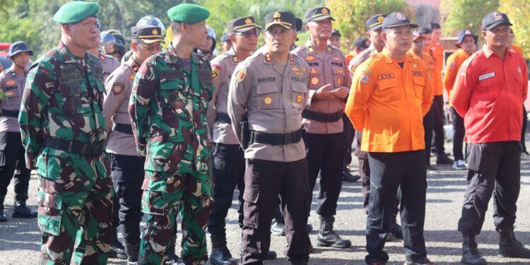 FOTO : HUMAS POLRES GUMAS/MATA KALTENG - Kapolres Gumas AKBP Heru Eko Wibowo, S.I.K, M.H, bersama Danramil 1016-06 Kurun Kapten Inf Juni Wijaya, pejabat utama polres, dan personel polres, TNI, BPBD serta manggala agni, mengikuti apel kesiapsigaan bencana secara virtual, Jumat, 16 Mei 2025.