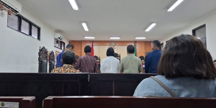 Foto: IST/MATA KALTENG - Persidangan dugaan kasus pencurian kelapa sawit di pengadilan negeri Sampit, 16 Mei 2025.