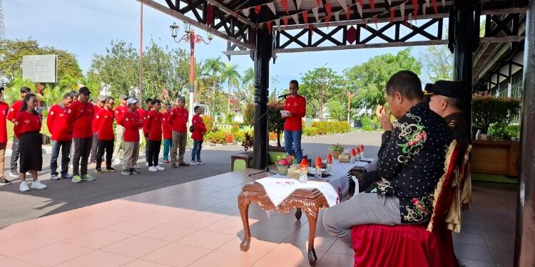 FOTO: DIAN/MATA KALTENG - Pelepasan Kontingen Peserta Festival Budaya Isen Mulang Tahun 2025 di Halaman Kantor Bupati Kotim, Jumat 17 Mei 2025.