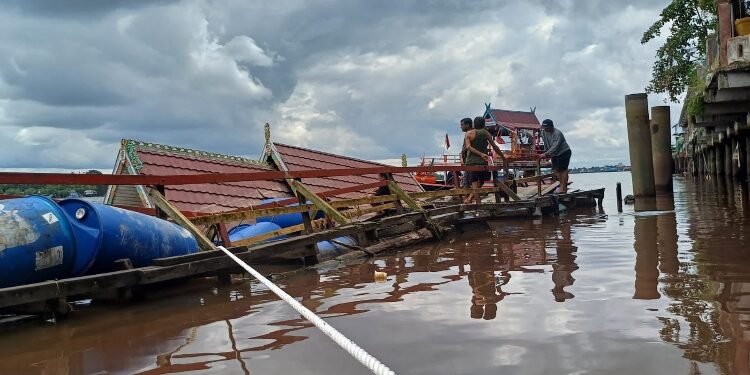 FOTO: DOK/MATA KALTENG - Proses penimbunan kapal wisata milik pemerintah daerah Kotim yang sempat karam di Sungai Mentaya.