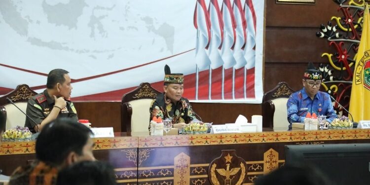 FOTO: IST/MATAKALTENG - Gubernur Kalteng H. Agustiar Sabran saat pimpin Rakor pembahasan pengaturan lalu lintas angkutan hasil perkebunan, kehutanan dan pertambangan.