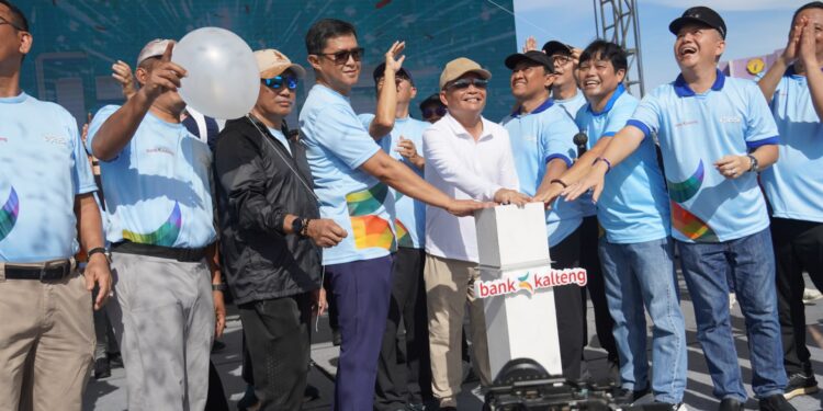 FOTO : IST/MATAKALTENG - Gubernur Kalteng Agustiar Sabran meluncurkan fitur QRIS Bank Kalteng di Bundaran Besar Palangka Raya, Sabtu 17 Mei 2025.