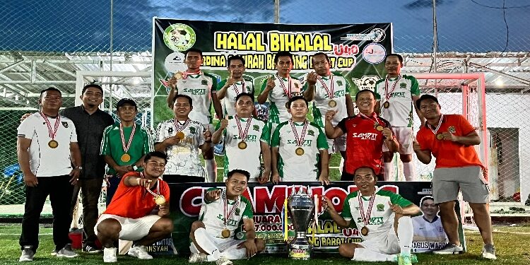 FOTO: IST/MATAKALTENG - Sampit ALL Star saat merayakan kemenangan mereka pada turnamen Halal Bihalal Ardina dan Lurah Baamang Barat Cup, Minggu 14 Mei 2025 malam.