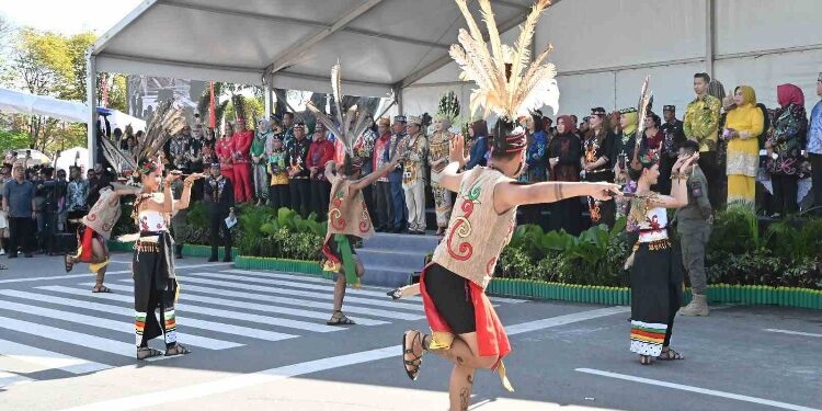 FOTO: IST/MATAKALTENG - Gubernur Kalteng Agustiar Sabran resmi membuka Karnaval FBIM Tahun 2025 di Bundaran Besar Palangka Raya.