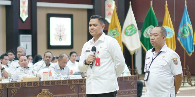 FOTO : IST/MATAKALTENG - Plt Kadisdik saat Muhammad Reza Prabowo saat menghadiri arahan gubernur kepada seluruh Pejabat Pimpinan Tinggi Pratama, Administrator, dan Pengawas di lingkungan Pemprov Kalteng.