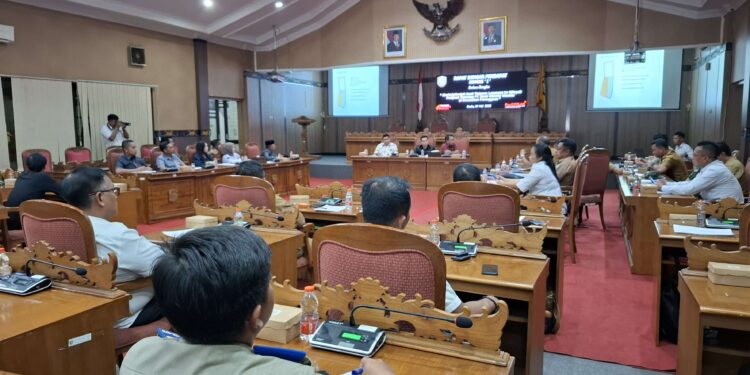 Foto: DIAN/MATA KALTENG - Rapat Dengar Pendapat Tindaklanjut Hasil Tinjauan Lapangan ke Wilayah Perijinan Tambang PT Bumi Makmur Waskita di Kecamatan Parenggean, 19 Mei 2025.