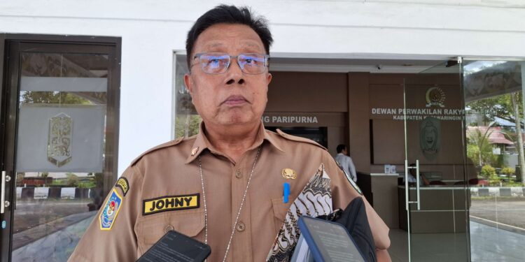 Foto: MATA KALTENG - Plt Kepala Dinas Koperasi, UKM, Perindustrian dan Perdagangan (KUKMPP) Kotim, Johny Tangkere.