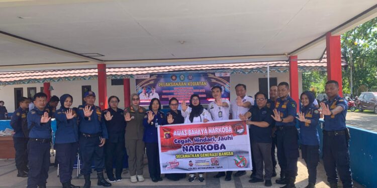 Foto:IST/MATA KALTENG - Wakil bupati Kotim Irawati saat meninjau pelaksanaan tes urine ASN beberapa waktu lalu.