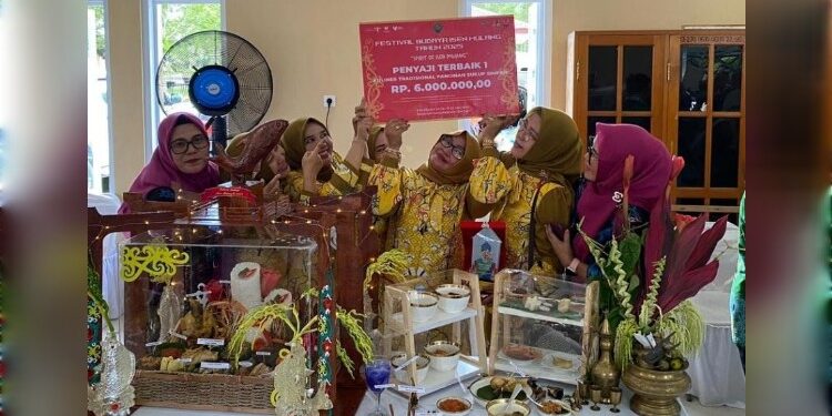 Foto:IST/MATA KALTENG - Tim lomba masak perwakilan Kabupaten Kotim penyaji terbaik I dalam Festival Isen Mulang tingkat Provinsi Kalimantan Tengah 2025.