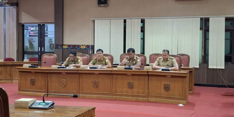Foto: DIAN/MATA KALTENG - Sekretaris Badan Kepegawaian dan Pengembangan Sumber Daya Manusia (BKPSDM) Kotim, Herson Silalahi, saat pembahasan terkait kepastian pengangkatan tenaga kontrak menjadi PPPK khususnya di kabupaten Kotim yang sudah terdata di database BKPSDM, 19 Mei 2025.