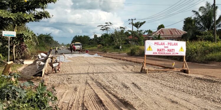 FOTO : DIAN/MATA KALTENG - Perbaikan jalan Lingkar Selatan Sampit.