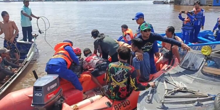 FOTO; IST/MATAKALTENG- Terlihat personel gabungan TNI-Polri dan instansi lainnya sedang melakukan evakuasi korban tenggelam di DAS Kapuas. Minggu, 18 Mei 2025.