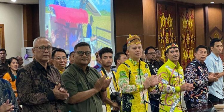 FOTO : DISKOMINFO SANTIK/MATA KALTENG - Bupati Gumas Jaya Samaya Monong (tiga dari kanan) mengikuti rapat koordinasi pembahasan pengaturan lalu lintas di ruas Jalan Palangka Raya-Bukit Liti-Bawan-Kuala Kurun, untuk angkutan hasil perkebunan, kehutanan dan pertambangan, serta penandatanganan kesepakatan bersama dalam rangka pemanfaatan jalan, di Kantor Gubernur Kalteng, Kamis, 15 Mei 2025.