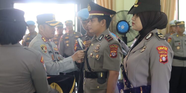 FOTO : HUMAS POLRES/MATA KALTENG - Kapolres Gumas AKBP Heru Eko Wibowo, ketika memimpin sertijab Kapolsek Kurun, Senin, 19 Mei 2025.