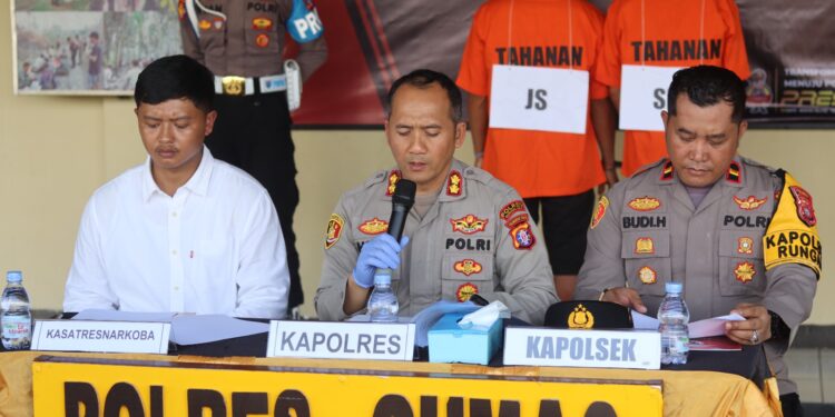 FOTO : HUMAS POLRES GUMAS/MATA KALTENG - Kapolres Gumas AKBP Heru Eko Wibowo, S.I.K, M.H, didampingi Kasat Narkoba Iptu Abi Wahyu Prasetyo, Kapolsek Rungan Ipda Budi Hartono, saat melakukan press rilis pengungkapan tindak pidana narkoba, Senin, 19 Mei 2025.