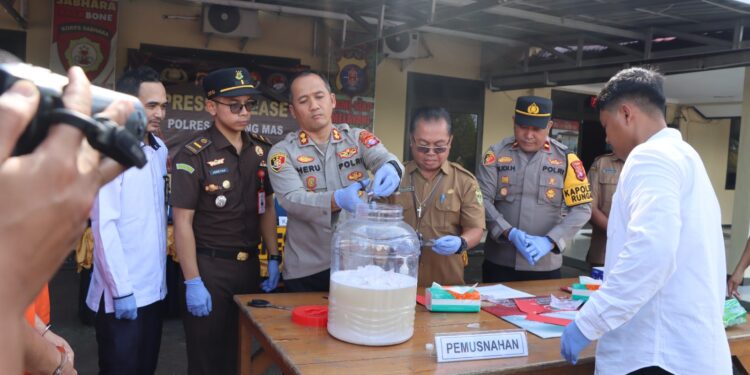 FOTO : HUMAS POLRES GUMAS/MATA KALTENG - Kapolres Gumas AKBP Heru Eko Wibowo, S.I.K, M.H, didampingi Asisten III Letus Guntur, Kasat Narkoba Iptu Abi Wahyu Prasetyo, Kapolsek Rungan Ipda Budi Hartono, dan perwakilan kejaksaan ketika memusnahkan sabu dengan dilarutkan ke dalam cairan pembersih, di halaman mapolres setempat, Senin, 19 Mei 2025.