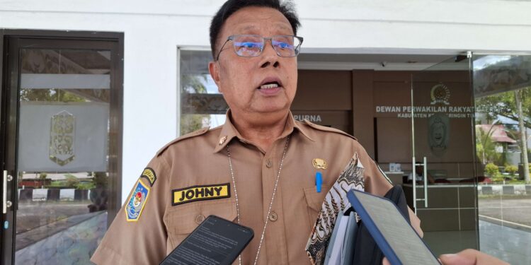 Foto: MATA KALTENG - Plt Kepala Dinas KUKMPP Kotim, Johny Tangkere.