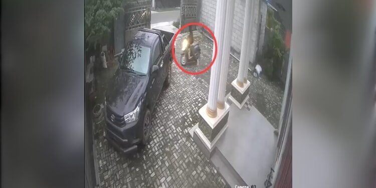 FOTO: IST/MATAKALTENG- Tangkap layar yang memperlihatkan maling saat membawa kabur motor milik warga Ketapang, Kota Sampit.