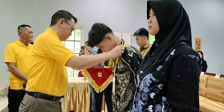 FOTO : DISDIKPORA GUMAS/MATA KALTENG - Sekda Gumas Richard menyematkan tanda peserta kepada perwakilan peserta pelatihan kewirausahaan tahun 2025, di aula Hotel Zepanya, Senin, 19 Mei 2025.