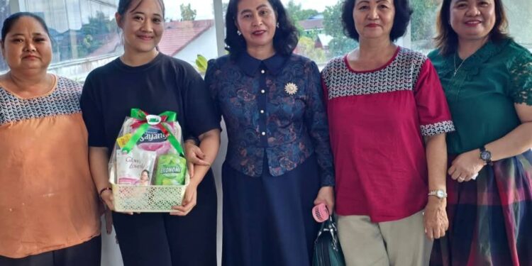 FOTO : DPRD GUMAS/MATA KALTENG - Anggota DPRD Kabupaten Gumas Rayaniatie Djangkan (tengah) bersama masyarakat dalam suatu acara, belum lama ini.
