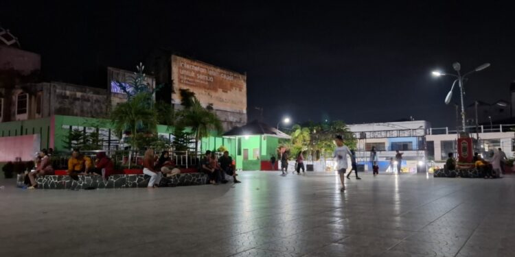 Foto:DIAN/MATA KALTENG - Suasana tempat wisata Ikon Patung Jelawat Sampit di malam hari.