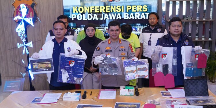 FOTO: MATAKALTENG - Kabid Humas Polda Jawa Barat, Kombes Pol Hendra Rochmawan, saat menunjukkan barang bukti.