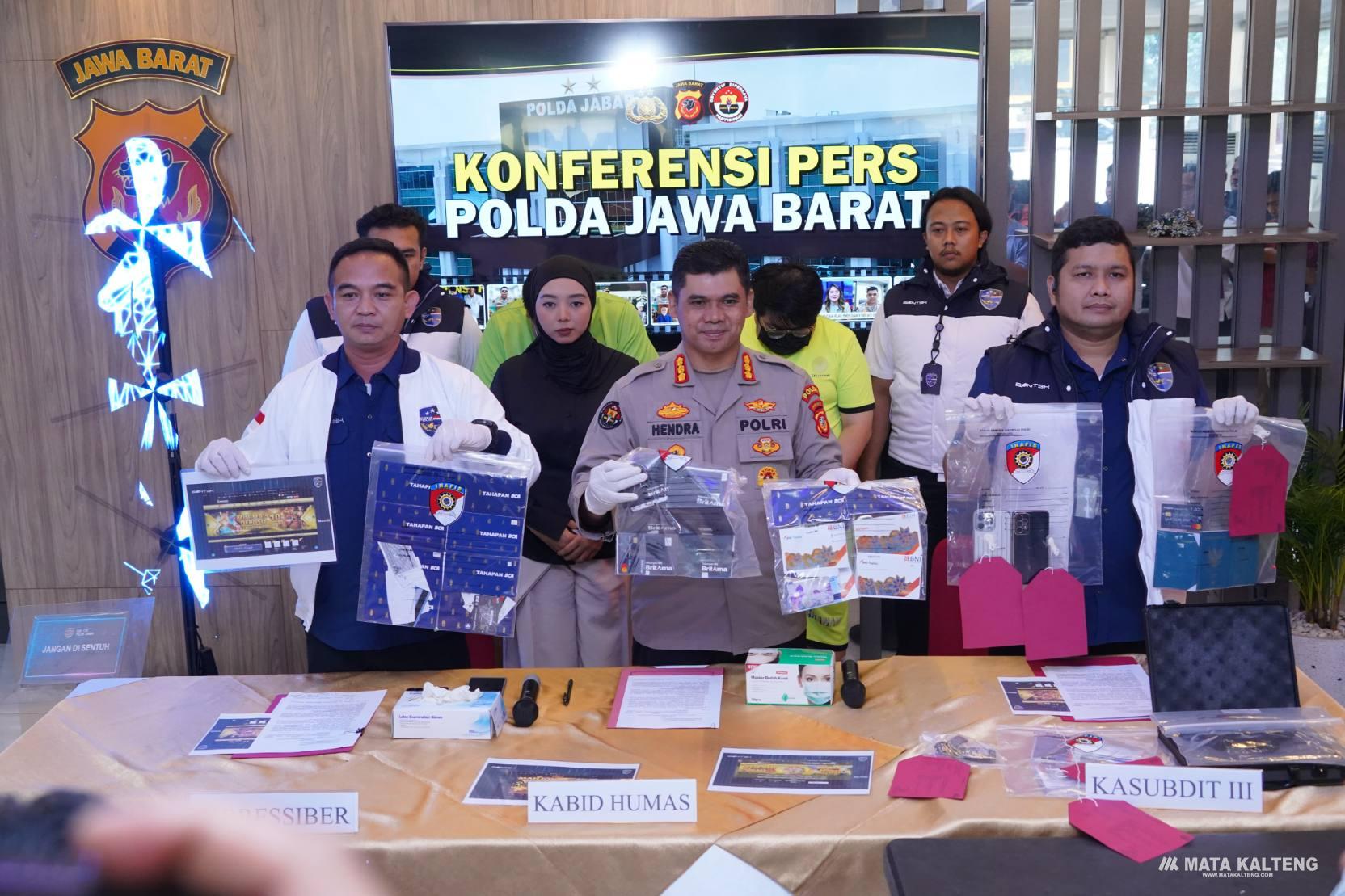 FOTO: MATAKALTENG - Kabid Humas Polda Jawa Barat, Kombes Pol Hendra Rochmawan, saat menunjukkan barang bukti.