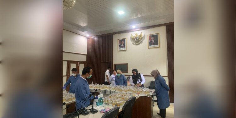 Foto: IST/MATA KALTENG - Pelaksanaan tes urine di lingkup sekretariat daerah kabupaten Kotim, 21 Mei 2025.
