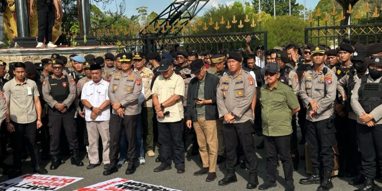 FOTO: MATAKALTENG - Kapolda Kalteng, Irjen Pol Iwan Kurniawan, pada saat turut melakukan pengamanan aksi May Day.