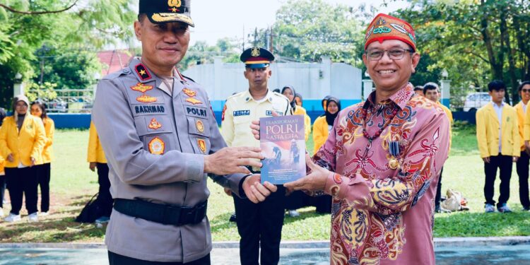 FOTO: MATAKALTENG - Wakapolda Kalteng, Brigjen Pol Rakhmad Setyadi, pada saat menyerahkan buku kepada Rektor Universitas Palangka Raya.