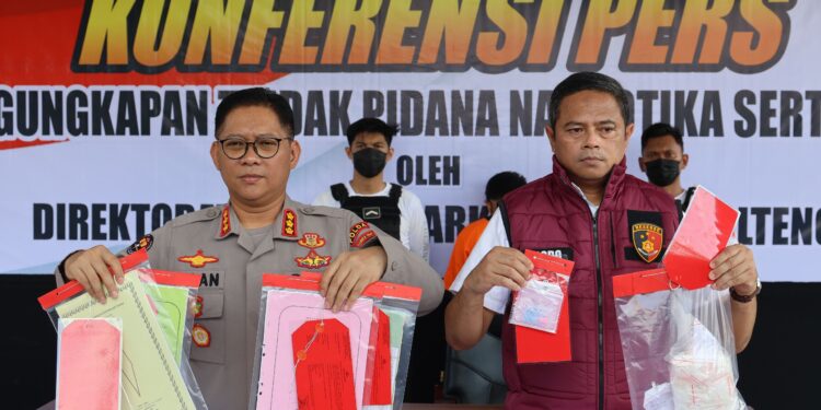FOTO: MATAKALTENG - Kabid Humas Polda Kalteng, Kombes Pol Erlan Munaji, bersama Direktur Resnarkoba, Kombes Pol Dodo, pada saat menunjukkan barang bukti.