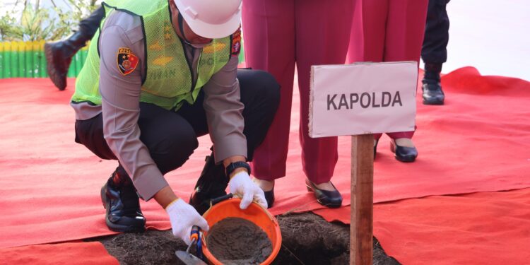 FOTO: MATAKALTENG - Kapolda Kalteng, Irjen Pol Iwan Kurniawan, pada saat meletakkan batu pertama pembangunan dapur MBG.