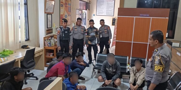 FOTO: MATAKALTENG - Personel Polresta Palangka Raya, pada saat mengamankan enam remaja yang diduga terlibat tawuran.