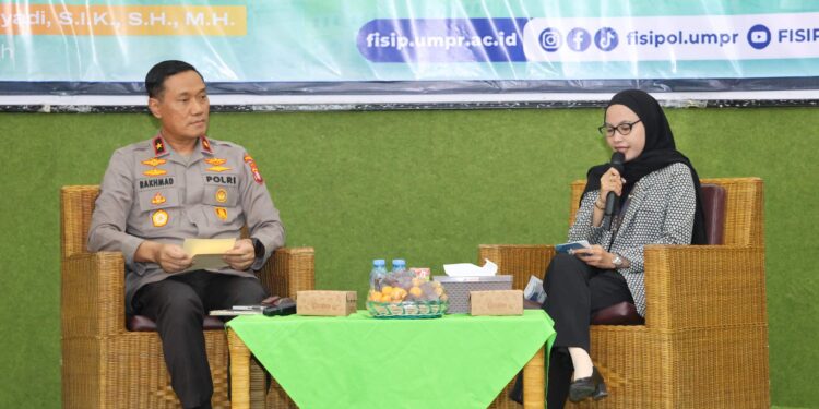 FOTO: MATAKALTENG - Wakapolda Kalteng, Brigjen Pol Rakhmad Setyadi, pada saat menjadi narasumber di FISIP UMPR.