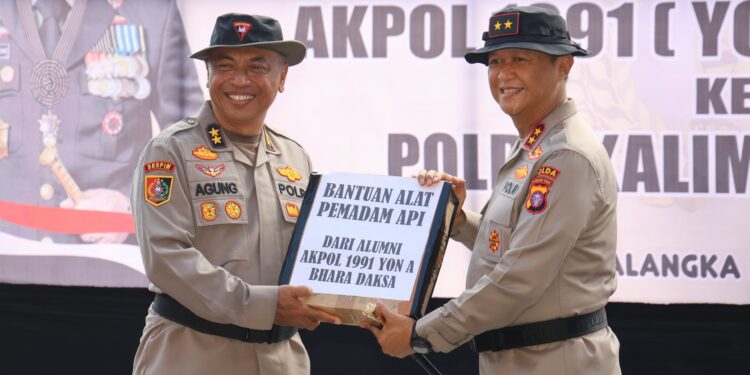 FOTO: MATAKALTENG - Alumni Akabri 91, Irjen Pol Agung Budijono pada saat menyerahkan secara simbolis bantuan peralatan pemadam kepada Kapolda Kalteng, Irjen Pol Iwan Kurniawan.