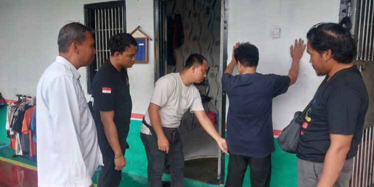 FOTO: MATAKALTENG - Petugas pada saat melakukan pemeriksaan kepada pelaku.