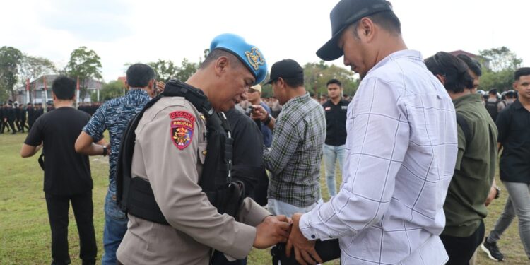 FOTO: MATAKALTENG - Personel Propam Polresta Palangka Raya, pada saat mengecek kelengkapan personel pengamanan May Day.