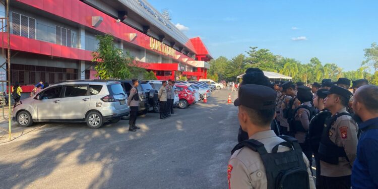 FOTO: MATAKALTENG - Personel Polresta Palangka Raya, pada saat melakukan pengamanan perayaan Paskah dan KKR Kalteng Bermazmur.