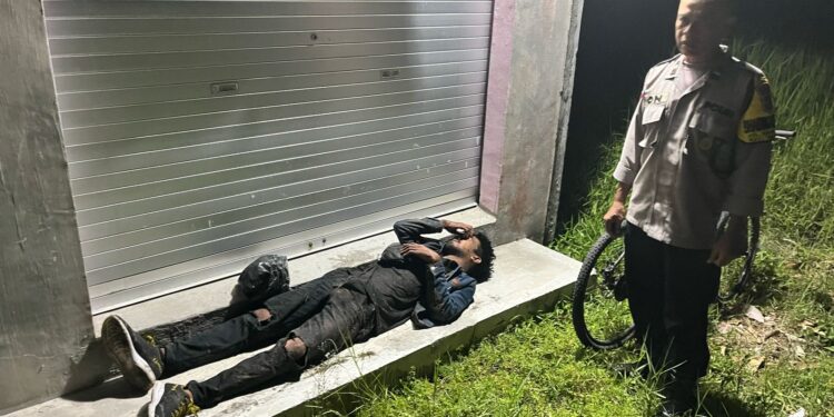 FOTO: MATAKALTENG - Personel Polsek Sabangau, pada saat mengevakuasi korban.