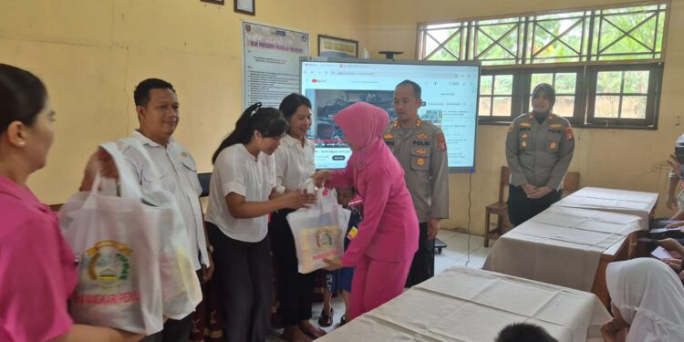 FOTO : HUMAS POLRES GUMAS/MATA KALTENG - Ketua Bhayangkari Cabang Gumas Arie Heru, didampingi Kapolres AKBP Heru Eko Wibowo, memberikan bantuan tali asih ke peserta didik berkebutuhan khusus, di Sekolah Khusus Negeri Kuala Kurun, Rabu, 21 Maret 2025.