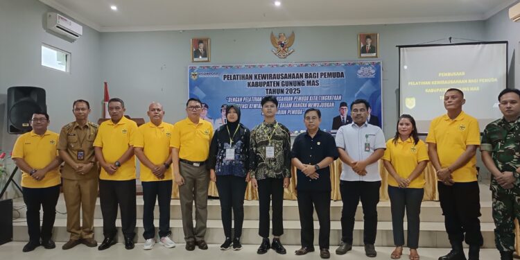 FOTO : DPRD GUMAS/MATA KALTENG - Ketua Komisi II DPRD Kabupaten Gumas Herbert Y Asin (lima dari kanan) ketika menghadiri pembukaan pelatihan kewirausahaan, Senin, 19 Mei 2025.